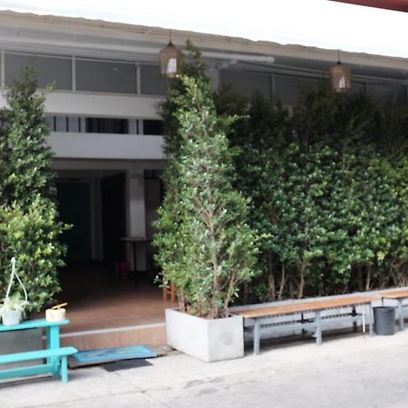 Ploy Hostel Bangkok Exterior photo